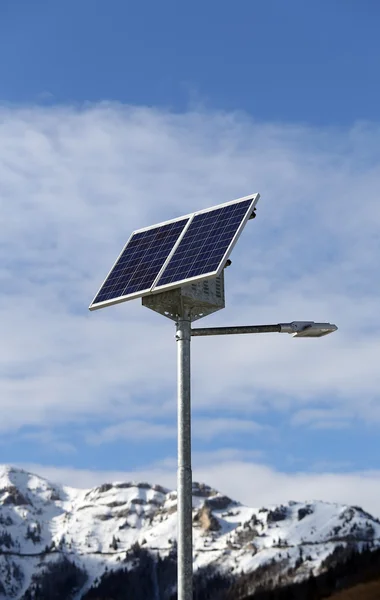 Energía solar Lámpara de calle con la última generación fotovoltaica c — Foto de Stock