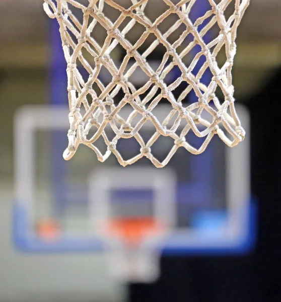 Korb im Basketballfeld vor der Begegnung — Stockfoto