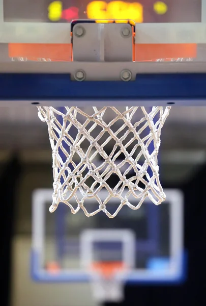 Korb im Basketballfeld vor der Begegnung — Stockfoto