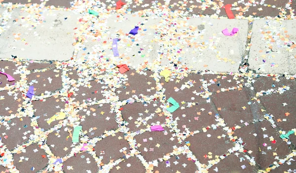 Confetti aan de straat na de parade van het carnaval van Venetië — Stockfoto