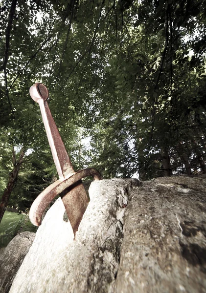 Excalibur la famosa espada en la piedra del rey Arturo en el fo —  Fotos de Stock