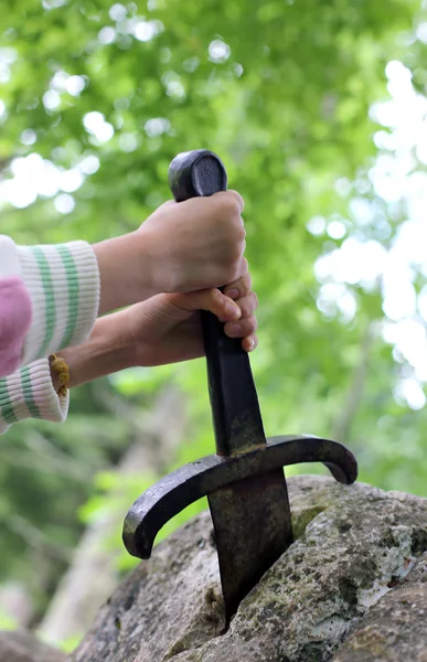 Excalibur la famosa espada en la piedra del rey Arturo en el fo —  Fotos de Stock