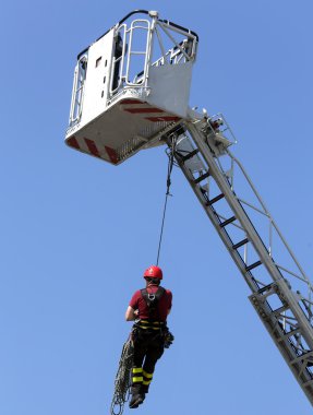 itfaiyeci pratik egzersiz sırasında tırmanma ip asılı