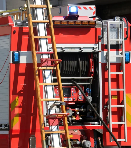 Escada de madeira no caminhão de bombeiros — Fotografia de Stock