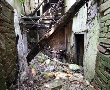 terk edilmiş evde korkunç deprem sonra yok