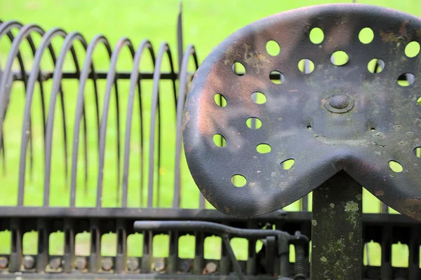 Çiftçi tarafından kullanılan bir eski demir pulluk koltuğunda — Stok fotoğraf