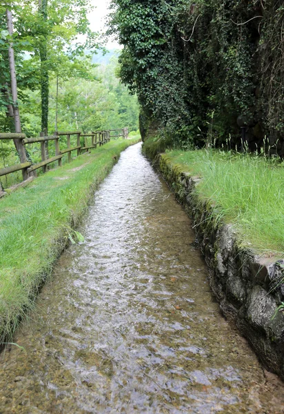 Künstliches Kanalwasser zur Bewässerung landwirtschaftlicher Felder — Stockfoto