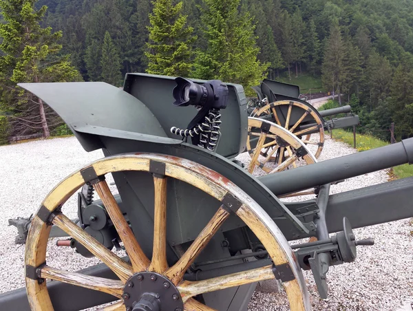 Fantastic camera tripod over an old World War I Cannon — Φωτογραφία Αρχείου