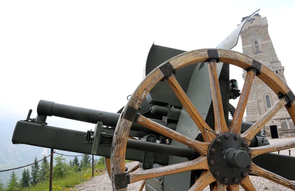 Cannon of the first world war and the ossuary monument to dead s — Stock Photo, Image