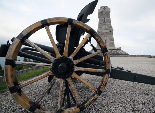 Cannon of the first world war and the ossuary monument to dead s — Stock Photo, Image