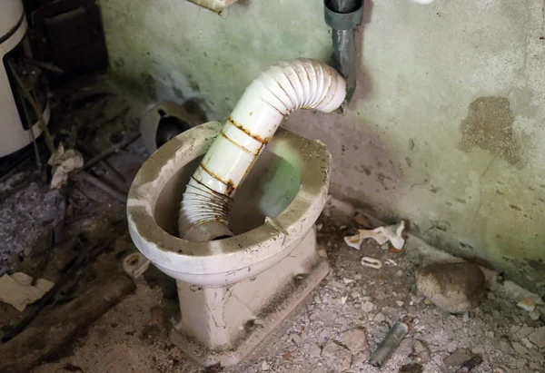 Dirty bathroom completely destroyed the old house — Stock Photo, Image