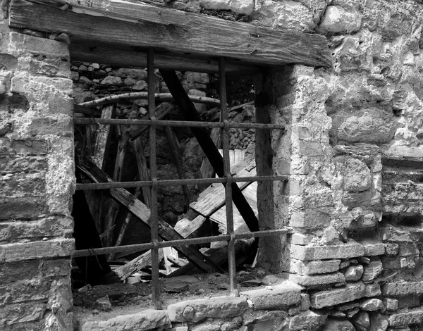 Viejas rejillas de ventana de la antigua casa — Foto de Stock