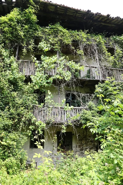 Antigua casa abandonada destruida después del terremoto —  Fotos de Stock