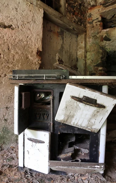 Dřevo vypalování kamna staré kuchyně ve starém opuštěném domě — Stock fotografie