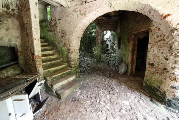 Verlassenes Haus nach dem Erdbeben zerstört — Stockfoto