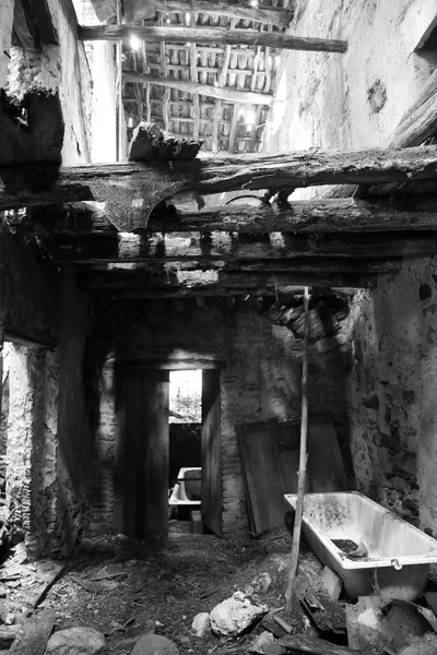 ひどい地震後の破壊された廃屋 — ストック写真