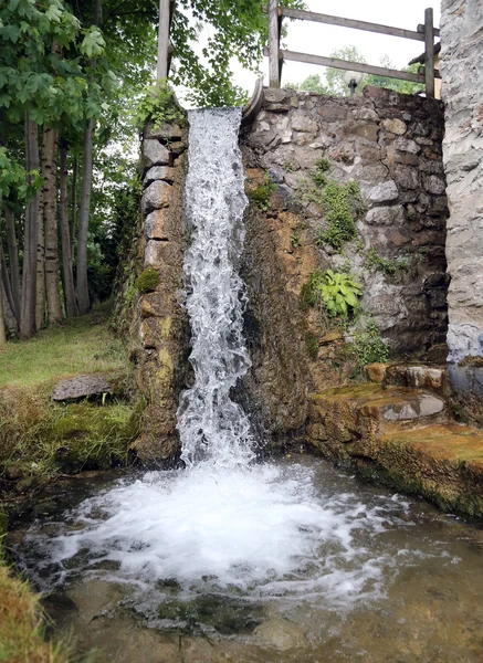 Jato de água doce de uma cachoeira em montanha — Fotografia de Stock