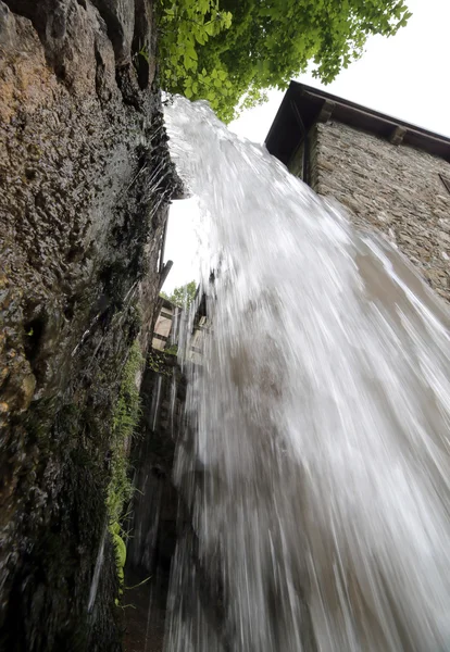 Рясний прісноводний струмінь водоспаду — стокове фото