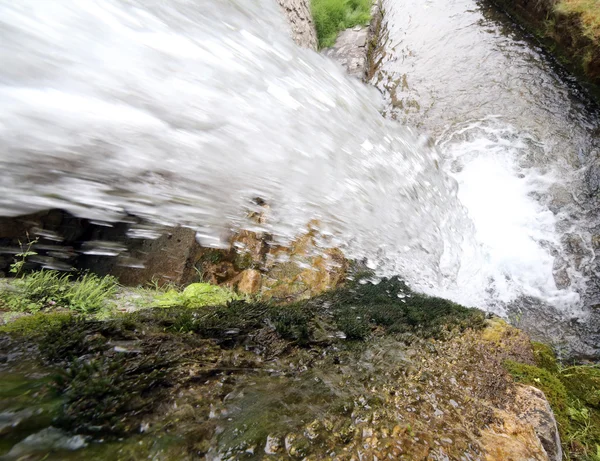 Струя пресной воды водопада — стоковое фото