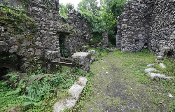 Abandoned water mill to grind flour in old farm — Stock Photo, Image