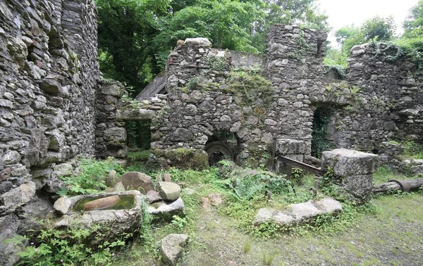 Abandoned water mill to grind flour in old farm — Stok fotoğraf