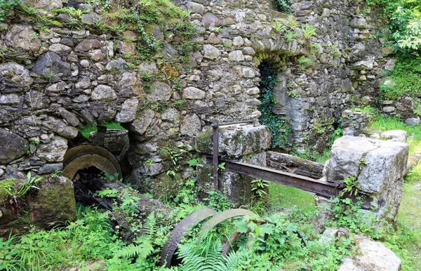 Abandoned water mill to grind flour in old farm — 图库照片