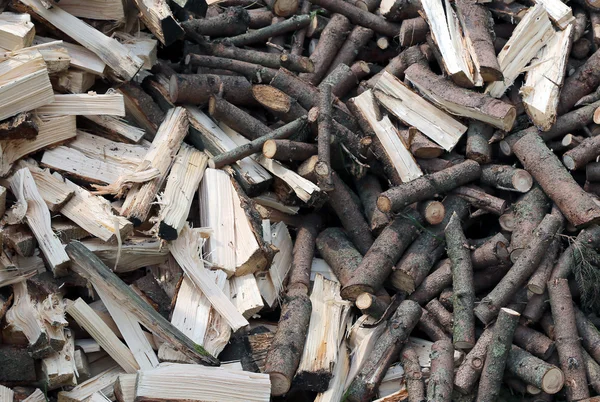 Viele Holzstücke im Ofen verbrennen, um warm zu bleiben — Stockfoto