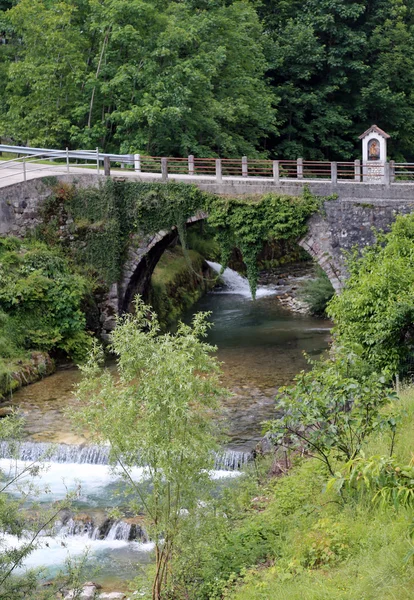 Pont et capitale religieuse au-dessus de la rivière avec de l'eau douce — Photo