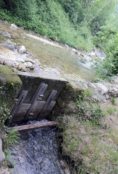 Alter kleiner Damm für Bewässerungskanal am Fluss — Stockfoto