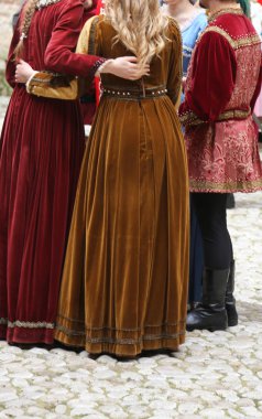 Kostümlü karakterler ile Ortaçağ canlandırma