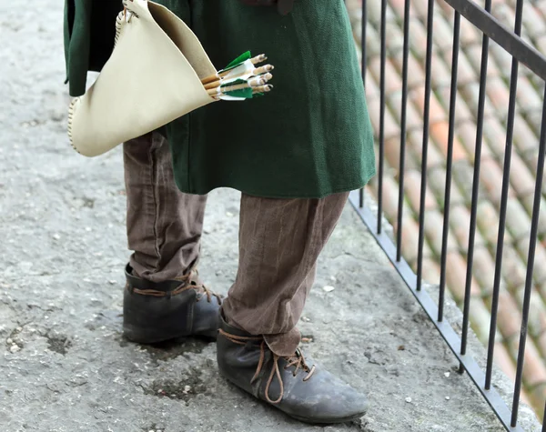 Arqueiro medieval com flechas e vestido vintage — Fotografia de Stock