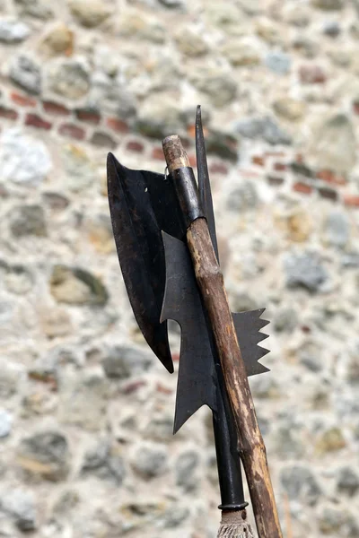 Ancient axe and medieval halberd during combat — Stock Photo, Image