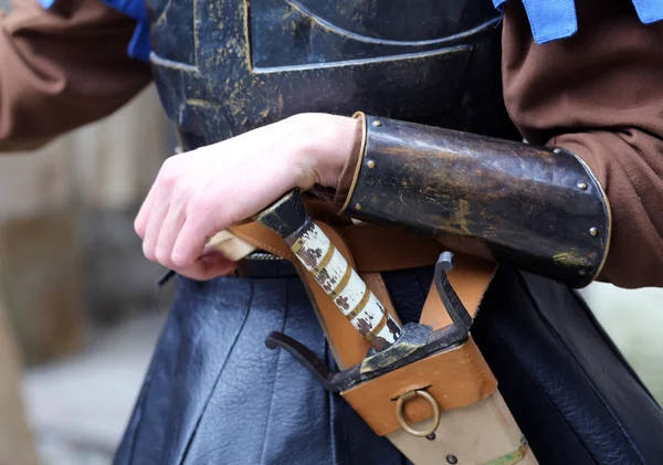 Soldat médiéval avec sa main sur le couteau à gaine — Photo