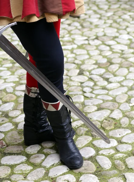 Soldado medieval con la mano en la espada — Foto de Stock