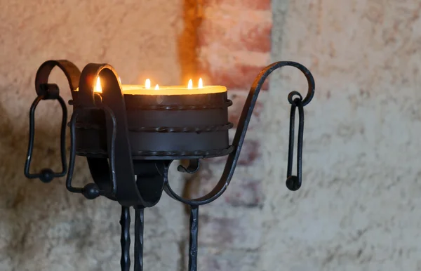Antigo candelabro para iluminar o interior do castelo — Fotografia de Stock