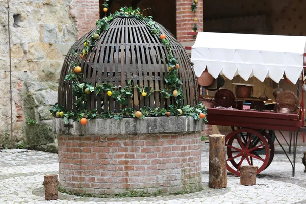 Ancient well of the Castle and the cart — Stok fotoğraf