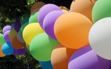 Doğum günü partisi sırasında renkli balonlar