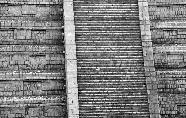 Antigo templo escadaria de uma civilização pré-colombiana — Fotografia de Stock