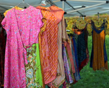 kullanılan kıyafetler ve elbiseler vintage tarzı kadınlar için