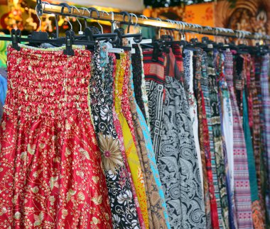 kullanılan kıyafetler ve elbiseler satışa vintage tarzı kadınlar için 
