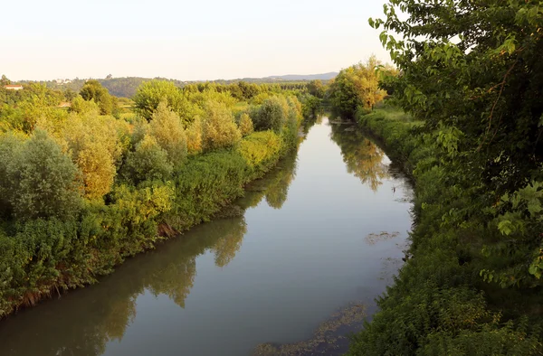 Fiume in mezzo alla campagna nel nord Italia — Foto Stock