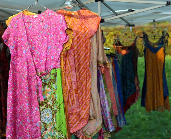 kullanılan kıyafetler ve elbiseler vintage tarzı kadınlar için