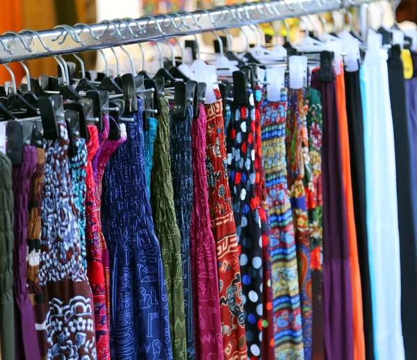 Ρούχα και φορέματα για τις γυναίκες σε ρετρό στυλ για πώληση στο ψύλλων — Φωτογραφία Αρχείου