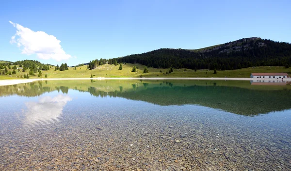 Красивое альпийское озеро с горами — стоковое фото