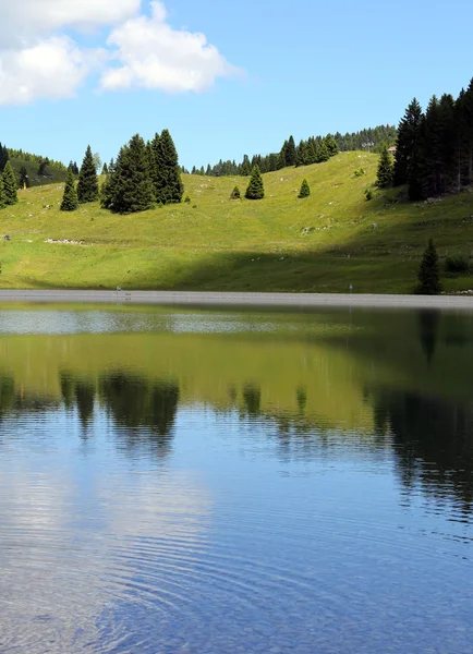 Lac alpin avec les montagnes et les forêts dans le nord de l'Italie — Photo