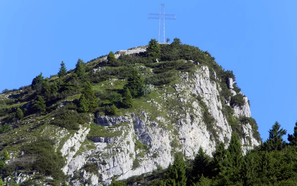 Montaña en el norte de Italia con la cruz sobre la cima —  Fotos de Stock