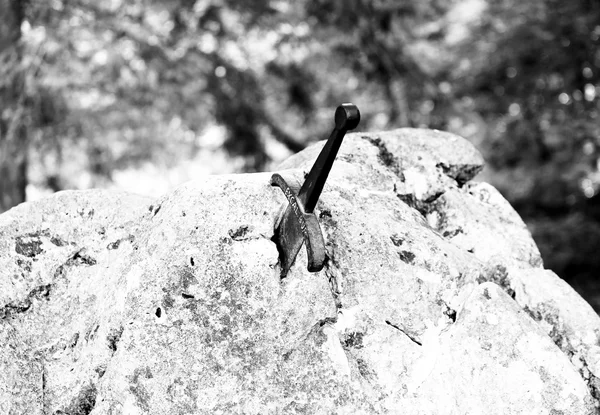 Excalibur το διάσημο σπαθί στην πέτρα του βασιλιά Αρθούρου σε του fo — Φωτογραφία Αρχείου