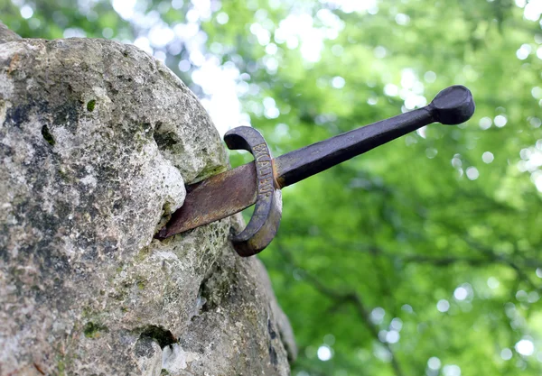 Excalibur la famosa spada nella pietra del re Artù nel fo — Foto Stock