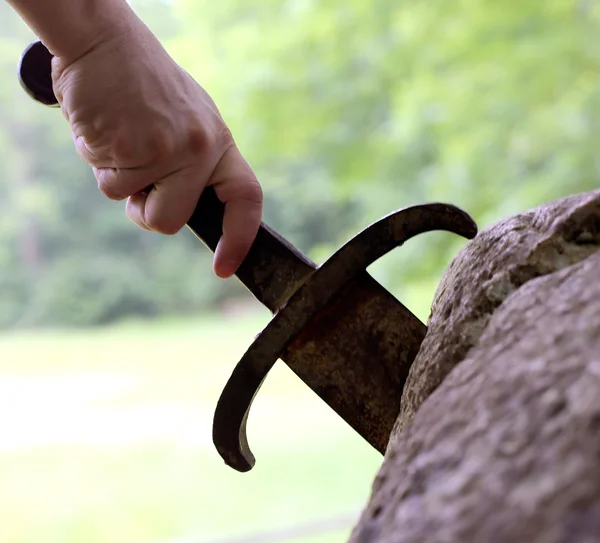 Excalibur la célèbre épée dans la pierre du roi Arthur dans le fo — Photo