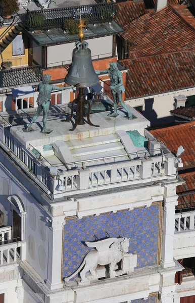 Venice Italy Bell with the statues of the two moors — Zdjęcie stockowe